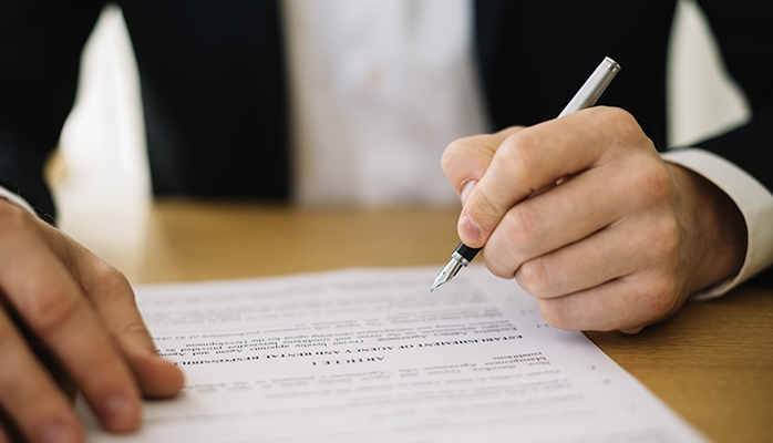 Cession de marques et fonds de commerce : la licence indivisible du contrat de distribution n’est pas transférée de plein droit !